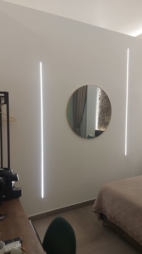 Camera moderna a Pignasecca Domus Napoli con specchio rotondo e illuminazione neon verticale
