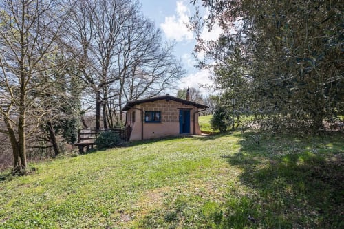Appartamento Donkeys & Roses immerso nella campagna verde vicino a Viterbo, con terrazze e vedute sul giardino