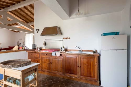 Cucina rustica in legno con elettrodomestici bianchi nell'appartamento Donkeys & Roses a Viterbo, Italia