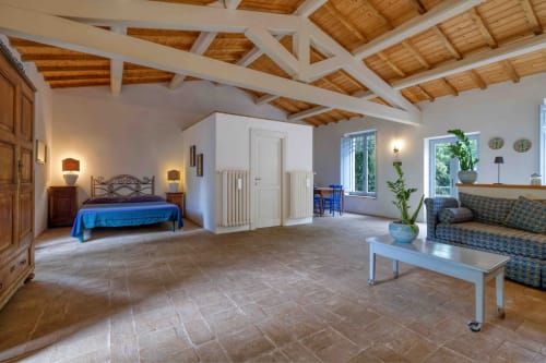Ampio appartamento a Donkeys & Roses a Viterbo con soffitti in travi, camera da letto, zona living e pavimenti in cotto