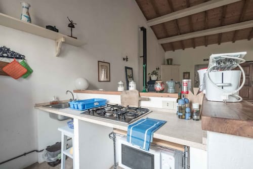 Cucina moderna nell'appartamento Donkeys & Roses, Viterbo con piano cottura a gas, elettrodomestici in acciaio inox e zona pranzo