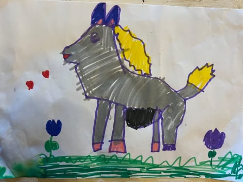 Disegno infantile di un asino grigio con orecchie blu e criniera gialla presso l'agriturismo Donkeys & Roses a Viterbo, Italia.