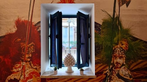 Eleganti porte-finestre blu scuro che si aprono sulla vista panoramica di Palermo in raffinato appartamento con 2 camere e dettagli in marmo bianco
