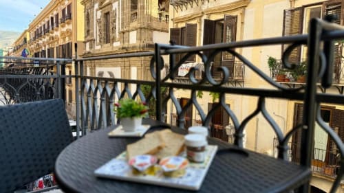 Pranzo in terrazza con vista panoramica su Palermo e l'architettura storica, appartamento 2 camere