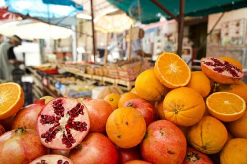 Arance e melograni freschi al mercato di Palermo, Sicilia - esposizione di prodotti locali