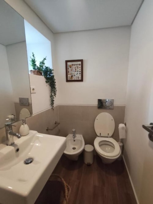 Banheiro moderno com lavatório, bidê e vaso sanitário na quinta de Gonçalo em Guarda, Portugal