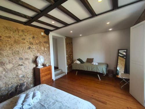Quarto espaçoso da villa na SM Stays Collection, Guarda com vigas de madeira, parede de pedra e vistas para o jardim