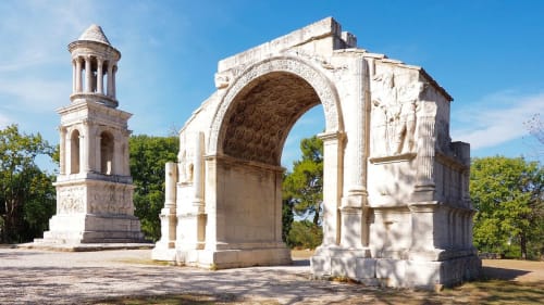 Ruines romaines antiques avec arc et tour à Saint-Rémy-de-Provence, près du gîte Oustau de Marie