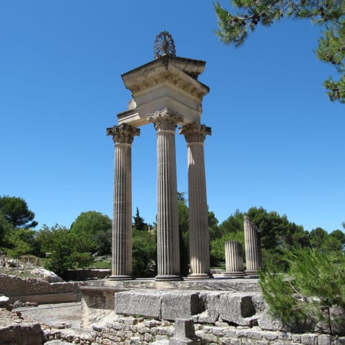 Colonnes romaines antiques sur le site archéologique près du gîte Oustau de Marie à Saint-Rémy-de-Provence