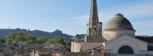 Oustau de Marie, gîte avec vue sur Saint-Rémy-de-Provence, son dôme d'église et clocher face aux monts Alpilles