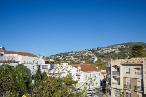 Hotel Boutique Alcazaba Salobreña con vistas a pueblo blanco en ladera y mar Mediterráneo
