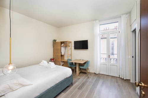 Modernes Studio-Apartment in den Magnolia Apartments Mailand mit Queensize-Bett, Holzschreibtisch, Balkon mit Stadtblick und zeitgenössischem Design