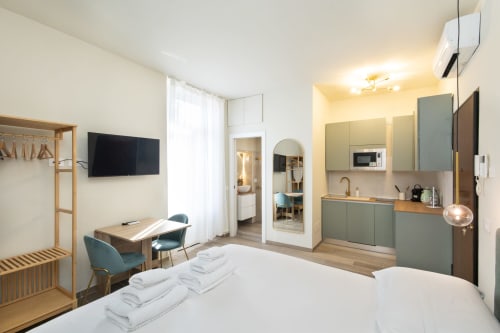 Modernes Studio in den Magnolia Apartments Mailand mit Bett, Küchenzeile, Arbeitsbereich und eigenem Bad