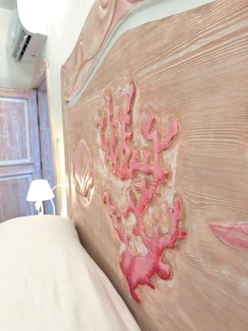 Decorazione murale rosa con texture in una camera doppia presso le Regnos Altos Boutique Rooms a Bosa, Italia