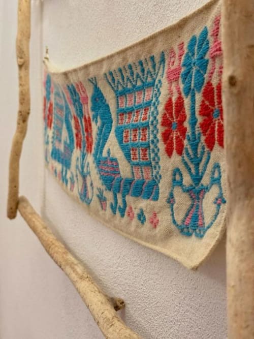 Tessuto intrecciato colorato appeso al muro di Regnos Altos Boutique Rooms a Bosa, con tradizionali blu e rosso