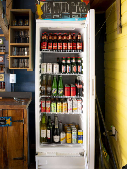 Réfrigérateur ouvert garni de boissons colorées au BarrBra BnB à Bocas del Toro, Panama
