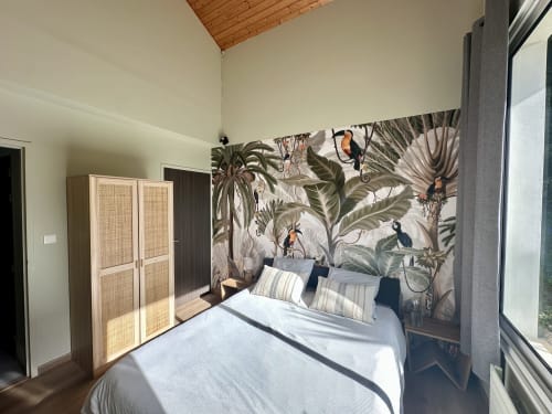 Chambre Amazonie double deluxe à Villa Ongizatea avec fresque tropicale, literie blanche et vue sur les montagnes