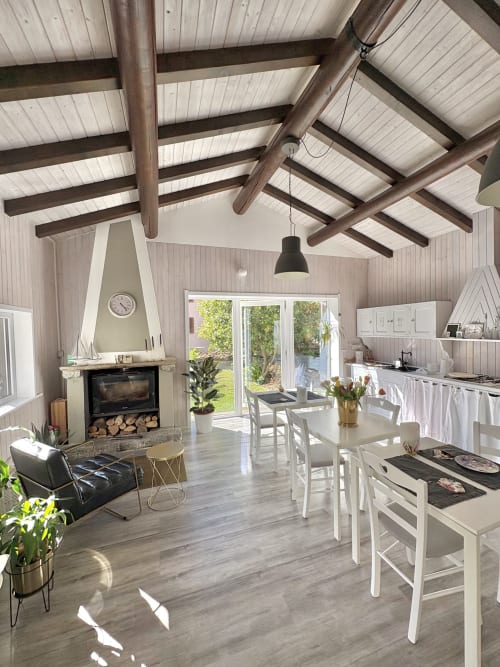 Luminoso studio moderno a La Dolce Casa B&B a Cremia con travi a vista, camino, cucina e zona pranzo