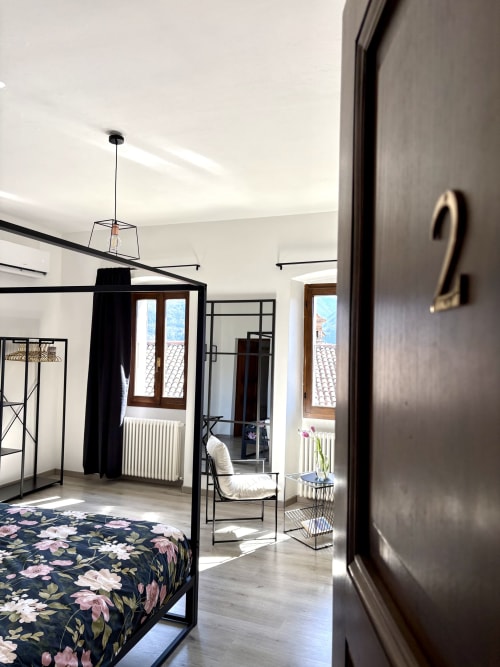 Camera Lavanda di La Dolce Casa B&B a Cremia con letto a baldacchino, vista lago e arredi moderni