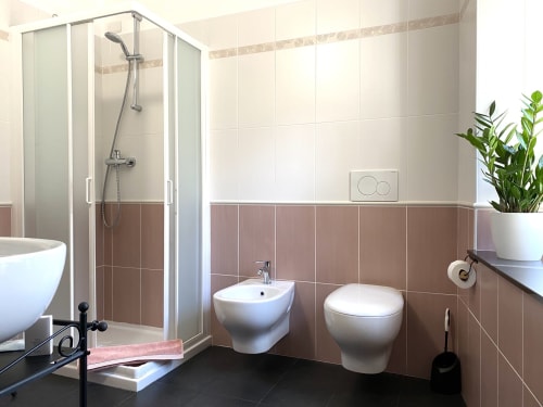 Modern bathroom at La Dolce Casa B&B in Cremia with shower, bidet, toilet and heated towel rack