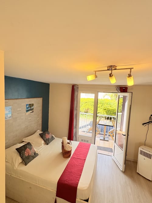 Chambre double avec vue sur le jardin terrasse de l'Hôtel le soleil couchant, Saint-Pierre Réunion