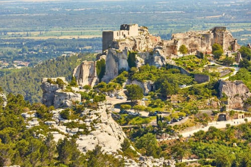 Ruines historiques d'un château perché dominant la vallée de Provence près de Saint-Rémy-de-Provence