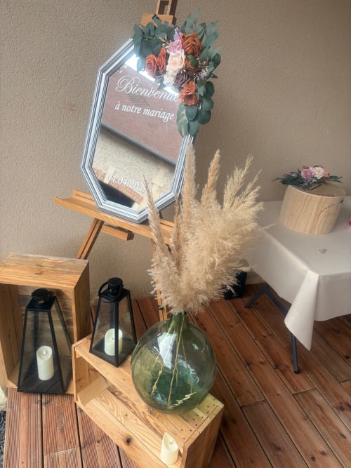 Panneau de bienvenue pour mariage avec arrangement floral au Domaine Du Grand Fort, Banneville la Campagne