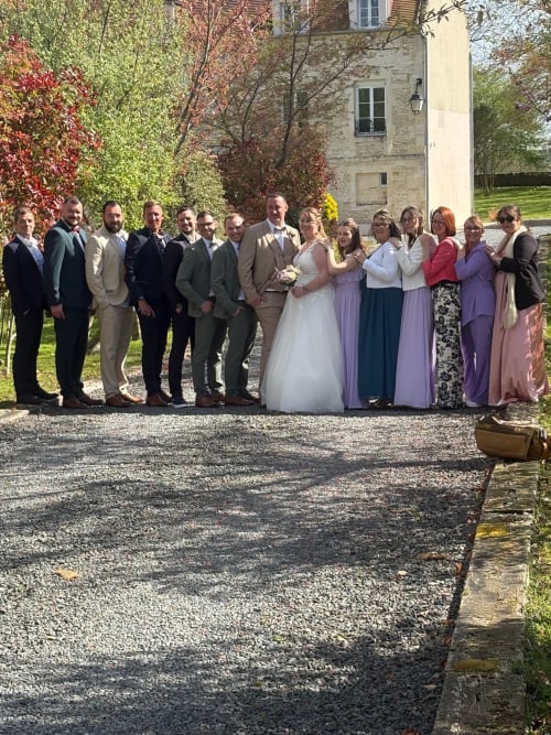 Photo de groupe du cortège nuptial au Domaine Du Grand Fort, Banneville La Campagne