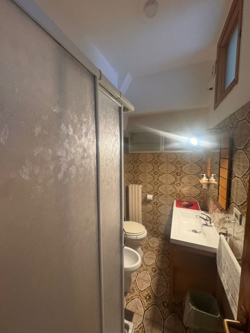 Baño de la B&B Residenza Leonardo, Falconara Marittima con lavabo, inodoro, bidé y cabina de ducha