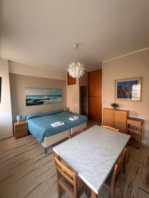 Amplia habitación doble en B&B Residenza Leonardo en Falconara Marittima con vista al mar, mesa de comedor y mobiliario moderno