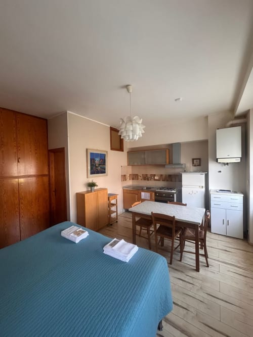 Estudio moderno en B&B Residenza Leonardo, Falconara Marittima con cocineta, mesa de comedor y dormitorio con vista al mar