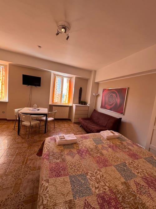 Estudio en B&B Residenza Leonardo, Falconara Marittima, con cama, mesa de comedor, TV y sala de estar