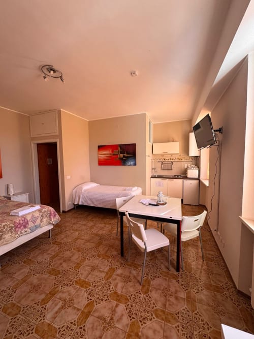 Habitación moderna en B&B Residenza Leonardo de Falconara Marittima con kitchenette, comedor y camas gemelas
