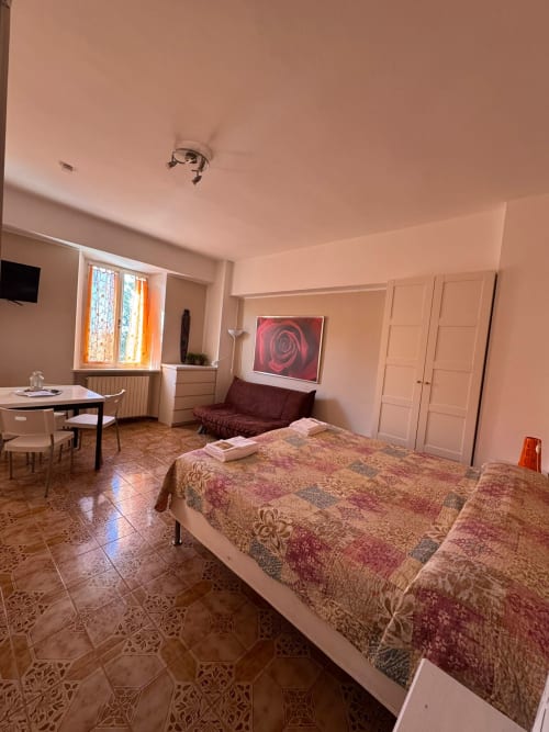 Amplio estudio en B&B Residenza Leonardo, Falconara Marittima, con cama doble, sofá, comedor, cocina americana y