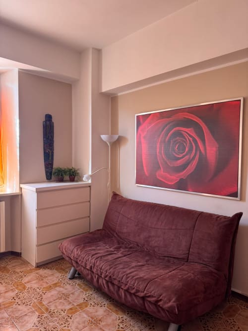 Habitación moderna en B&B Residenza Leonardo, Falconara Marittima, con sofá granate, TV en pared, cómoda blanca y