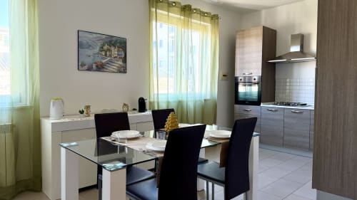 Moderno appartamento con 2 camere a Palermo, zona living, cucina attrezzata e vista sulla città dalle ampie finestre