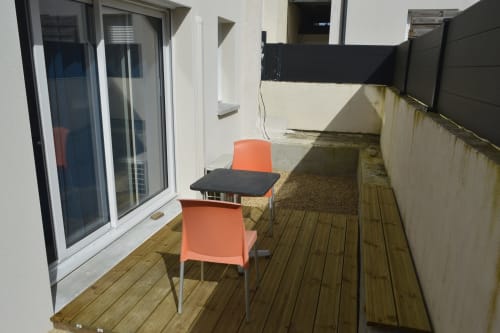 Terrasse de cottage à la Résidence des dunes avec chaise orange et terrasse en bois, Landéda