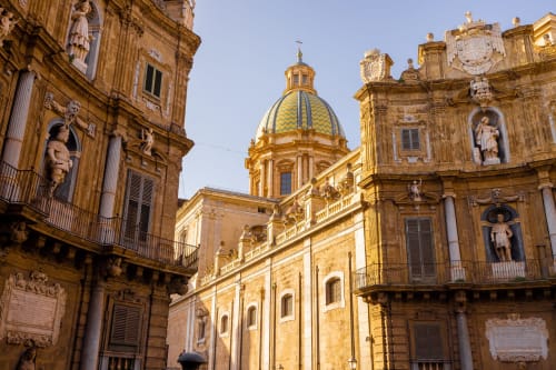 Cupola barocca dorata con facciate ornate nel centro storico di Palermo vicino a Location 10 Agency