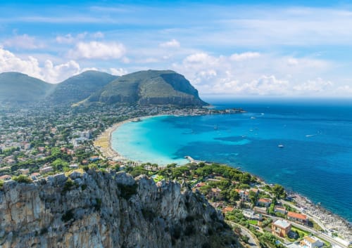 Spettacolare vista aerea della Spiaggia di Mondello presso Palermo con acque turchesi, litorale sabbioso e scogliere suggestive