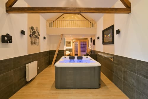 Ziane Spa mit Whirlpool, Holzbalken und modernen Wellness-Einrichtungen in der Normandie