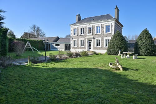 Ziane hotel in Normandië met stenen gevel, verzorgde tuinen en gazon in La Poterie-Cap-d'Antifer