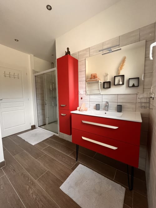 Salle de bain moderne à La Villa des Falaises du Lot avec vasque rouge, douche à l'italienne et carrelage contemporain