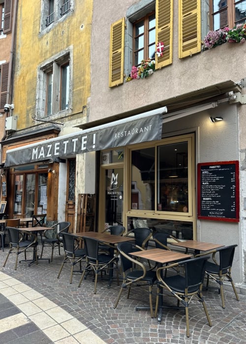 Superbe ! Devanture du restaurant Mazette aux volets jaunes à Veyrier-du-Lac, près du Clos du Lac.