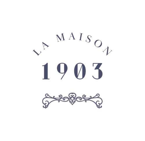 Logo de La Maison 1903, élégante maison d'hôtes à Trévou-Tréguignec, France