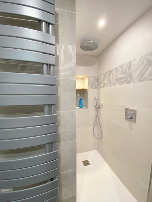 Salle de douche moderne dans studio aux Hébergements C&C, Angres, avec carrelage, sèche-serviettes chauffant et pluie