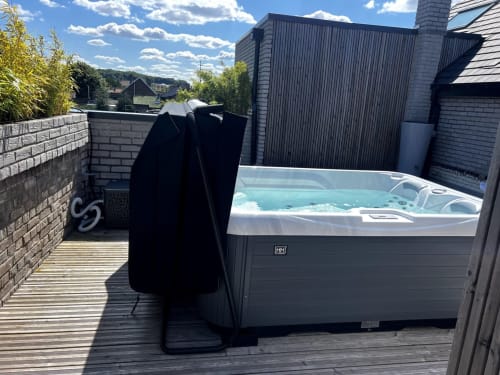 Jacuzzi sur le toit avec eau turquoise par beau temps aux Hébergements C&C à Angres, France