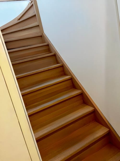Escalier en bois montant vers l'étage dans l'appartement moderne des Hébergements C&C, Angres