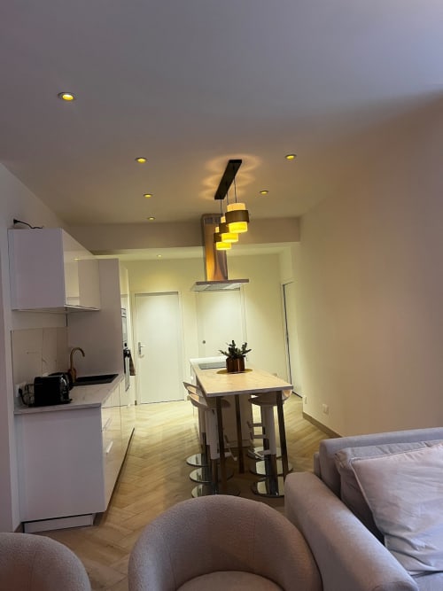 Cuisine ouverte et salle à manger de l'appartement Chez mamie aux Hébergements C&C, Angres, avec luminaires suspendus modernes et bois