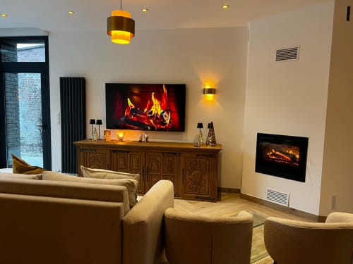 Élégant séjour de l'appartement Chez mamie à Angres avec cheminée, TV écran plat, luminaires suspendus et teintes crème