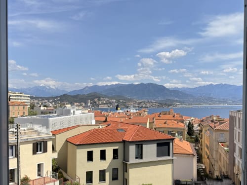 Vue sur la mer depuis l'appartement Eugénie à Alata : côte méditerranéenne, montagnes et toits en terre cuite